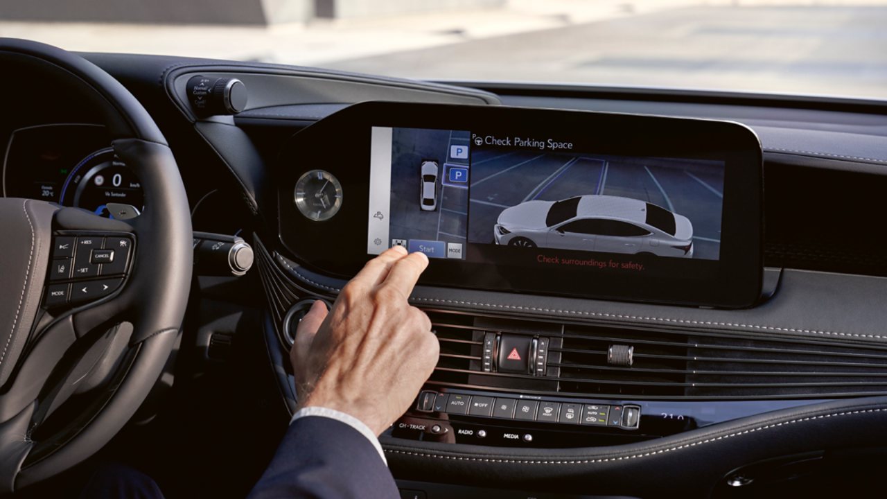 Lexus Parking Assist rodoma daugialypės terpės ekrane